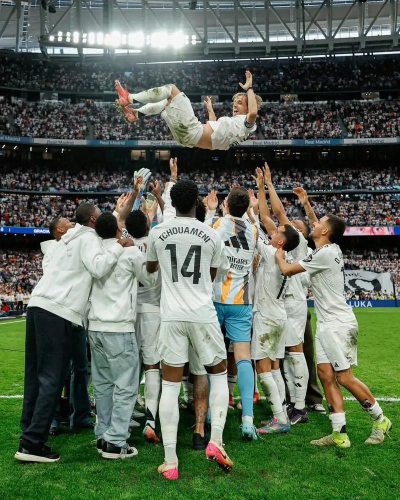 皇马34岁传奇告别伯纳乌!16年夺24冠队友挨个拥抱